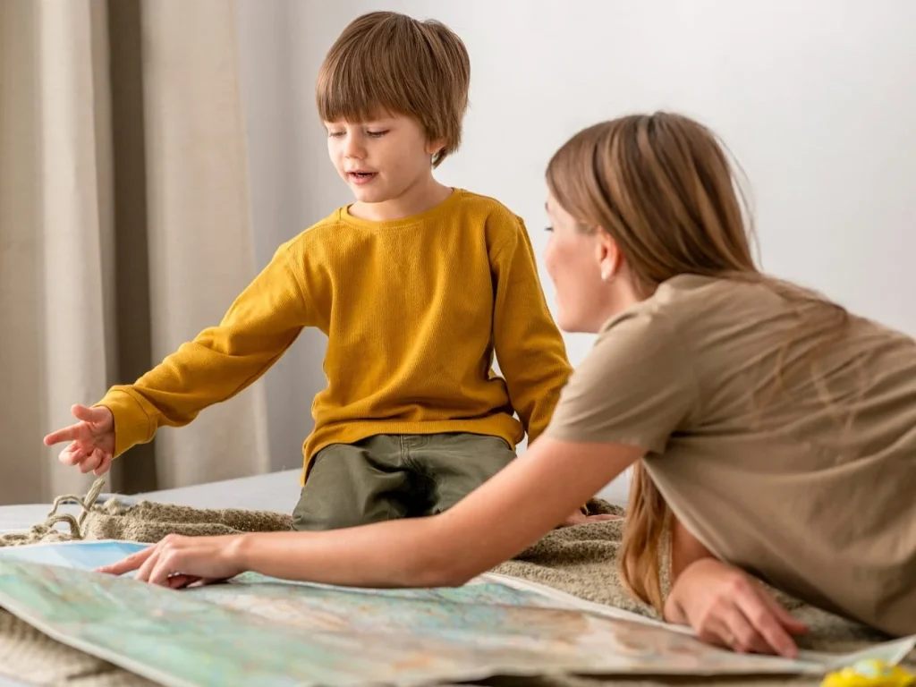 Хлопчик роздивляється карту